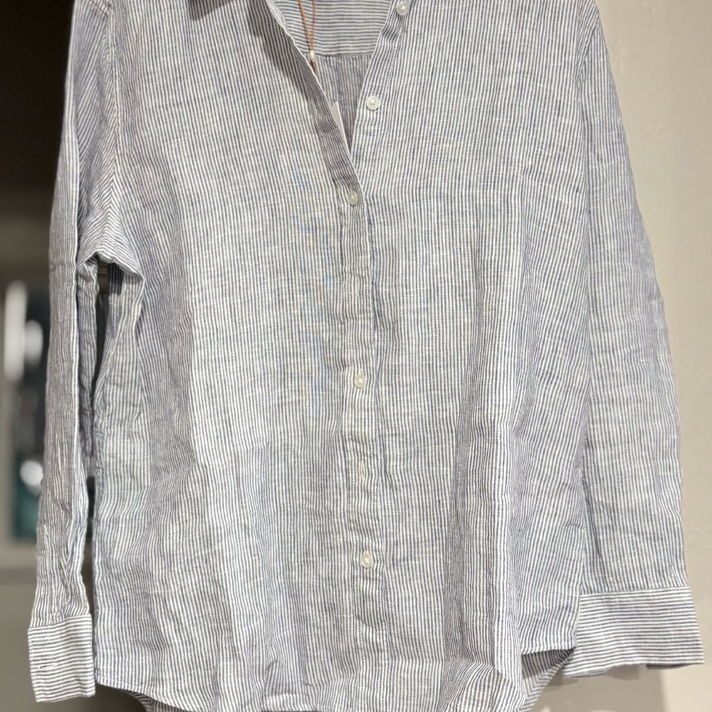 Woman linen button down